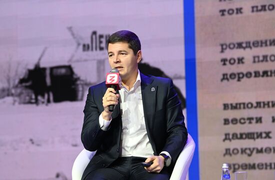 The RUSSIA EXPO International Forum and Exhibition. Meeting with participants in the My Russia tours from the Volnovakha District. Dmitry Artyukhov, Governor of the Yamalo-Nenets Autonomous Area. Location: Russia, Moscow. Author: Ekaterina Chesnokova/Sputnik. RUSSIA EXPO. Yamal-Nenets Autonomous Area Day