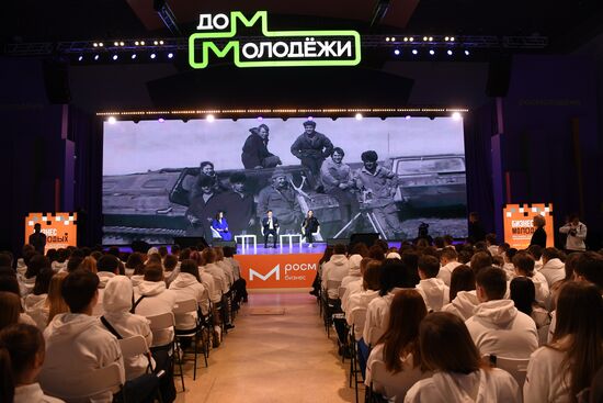 The RUSSIA EXPO International Forum and Exhibition. Meeting with participants in the My Russia tours from the Volnovakha District. Dmitry Artyukhov, Governor of the Yamalo-Nenets Autonomous Area, and Ksenia Razuvayeva, Director of the Federal Agency for Youth Affairs. Location: Russia, Moscow. Author: Ekaterina Chesnokova/Sputnik. RUSSIA EXPO. Yamal-Nenets Autonomous Area Day