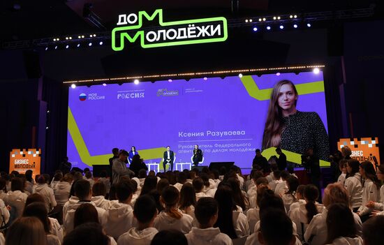 The RUSSIA EXPO International Forum and Exhibition. Meeting with participants in the My Russia tours from the Volnovakha District. Dmitry Artyukhov, Governor of the Yamalo-Nenets Autonomous Area, and Ksenia Razuvayeva, Director of the Federal Agency for Youth Affairs. Location: Russia, Moscow. Author: Ekaterina Chesnokova/Sputnik. RUSSIA EXPO. Yamal-Nenets Autonomous Area Day