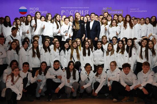 The RUSSIA EXPO International Forum and Exhibition. Meeting with participants in the My Russia tours from the Volnovakha District. Dmitry Artyukhov, Governor of the Yamalo-Nenets Autonomous Area, and Ksenia Razuvayeva, Director of the Federal Agency for Youth Affairs. Location: Russia, Moscow. Author: Ekaterina Chesnokova/Sputnik. RUSSIA EXPO. Yamal-Nenets Autonomous Area Day