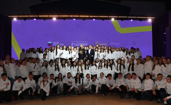 The RUSSIA EXPO International Forum and Exhibition. Meeting with participants in the My Russia tours from the Volnovakha District. Dmitry Artyukhov, Governor of the Yamalo-Nenets Autonomous Area, and Ksenia Razuvayeva, Director of the Federal Agency for Youth Affairs. Location: Russia, Moscow. Author: Ekaterina Chesnokova/Sputnik. RUSSIA EXPO. Yamal-Nenets Autonomous Area Day