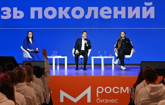 The RUSSIA EXPO International Forum and Exhibition. Meeting with participants in the My Russia tours from the Volnovakha District. Dmitry Artyukhov, Governor of the Yamalo-Nenets Autonomous Area, and Ksenia Razuvayeva, Director of the Federal Agency for Youth Affairs. Location: Russia, Moscow. Author: Ekaterina Chesnokova/Sputnik. RUSSIA EXPO. Yamal-Nenets Autonomous Area Day