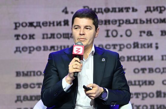 The RUSSIA EXPO International Forum and Exhibition. Meeting with participants in the My Russia tours from the Volnovakha District. Dmitry Artyukhov, Governor of the Yamalo-Nenets Autonomous Area. Location: Russia, Moscow. Author: Ekaterina Chesnokova/Sputnik. RUSSIA EXPO. Yamal-Nenets Autonomous Area Day