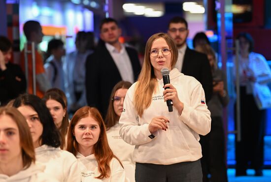 The RUSSIA EXPO International Forum and Exhibition. Dmitry Artyukhov, Governor of the Yamalo-Nenets Autonomous Area, and Ksenia Razuvayeva, Director of the Federal Agency for Youth Affairs, meet with participants in the My Russia tours from the Volnovakha District. Location: Russia, Moscow. Author: Ekaterina Chesnokova/Sputnik. RUSSIA EXPO. Yamal-Nenets Autonomous Area Day