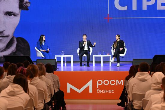 The RUSSIA EXPO International Forum and Exhibition. Meeting with participants in the My Russia tours from the Volnovakha District. Dmitry Artyukhov, Governor of the Yamalo-Nenets Autonomous Area, and Ksenia Razuvayeva, Director of the Federal Agency for Youth Affairs. Location: Russia, Moscow. Author: Ekaterina Chesnokova/Sputnik. RUSSIA EXPO. Yamal-Nenets Autonomous Area Day