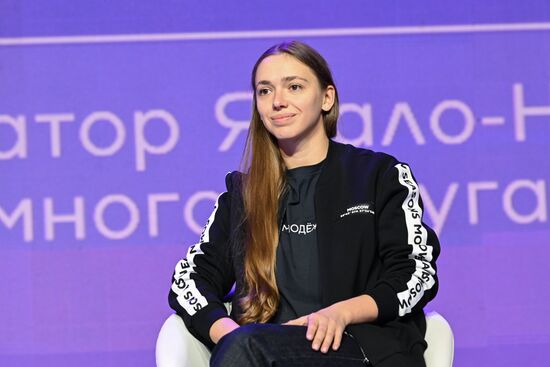 The RUSSIA EXPO International Forum and Exhibition. Meeting with participants in the My Russia tours from the Volnovakha District. Ksenia Razuvayeva, Director of the Federal Agency for Youth Affairs. Location: Russia, Moscow. Author: Ekaterina Chesnokova/Sputnik. RUSSIA EXPO. Yamal-Nenets Autonomous Area Day