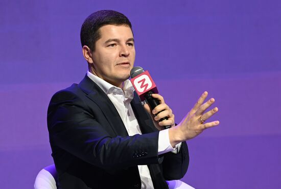 The RUSSIA EXPO International Forum and Exhibition. Meeting with participants in the My Russia tours from the Volnovakha District. Dmitry Artyukhov, Governor of the Yamalo-Nenets Autonomous Area. Location: Russia, Moscow. Author: Ekaterina Chesnokova/Sputnik. RUSSIA EXPO. Yamal-Nenets Autonomous Area Day