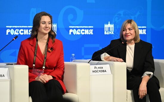 The International RUSSIA EXPO Forum and Exhibition. A panel discussion on the training of top-tier athletes involving Yamal biathletes. From left: Yulia Makarova, world champion in biathlon, and Luiza Noskova, Olympic champion in biathlon. Location: Russia, Moscow. Author: Ekaterina Chesnokova/Sputnik. RUSSIA EXPO. Yamal-Nenets Autonomous Area Day
