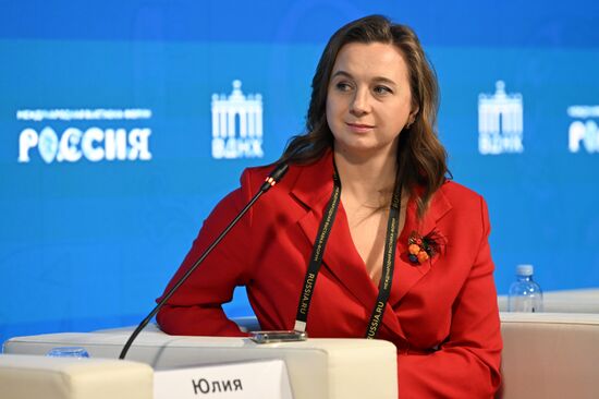 The International RUSSIA EXPO Forum and Exhibition. A panel discussion on the training of top-tier athletes involving Yamal biathletes. Yulia Makarova, world champion in biathlon. Location: Russia, Moscow. Author: Ekaterina Chesnokova/Sputnik. RUSSIA EXPO. Yamal-Nenets Autonomous Area Day