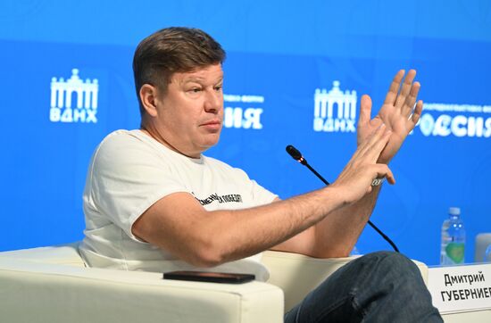 The International RUSSIA EXPO Forum and Exhibition. A panel discussion on the training of top-tier athletes involving Yamal biathletes. Sports news commentator Dmitry Guberniyev. Location: Russia, Moscow. Author: Ekaterina Chesnokova/Sputnik. RUSSIA EXPO. Yamal-Nenets Autonomous Area Day