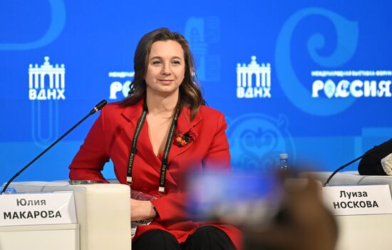 The International RUSSIA EXPO Forum and Exhibition. A panel discussion on the training of top-tier athletes involving Yamal biathletes. Yulia Makarova, world champion in biathlon. Location: Russia, Moscow. Author: Ekaterina Chesnokova/Sputnik. RUSSIA EXPO. Yamal-Nenets Autonomous Area Day