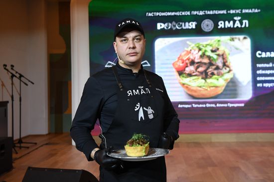 The International RUSSIA EXPO Forum and Exhibition. The Tastes of Yamal gastronomic show. Cooking Yuribei salad with reindeer meat. Chef Alexander Ponomaryov. Location: Russia, Moscow. Author: Ekaterina Chesnokova/Sputnik. RUSSIA EXPO. Yamal-Nenets Autonomous Area Day