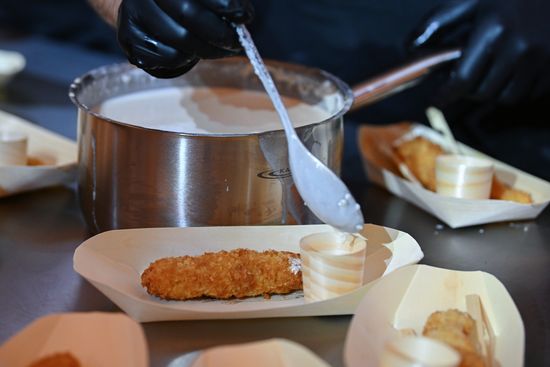 The International RUSSIA EXPO Forum and Exhibition. The Tastes of Yamal gastronomic show. Cooking pike in batter. Location: Russia, Moscow. Author: Ekaterina Chesnokova/Sputnik. RUSSIA EXPO. Yamal-Nenets Autonomous Area Day