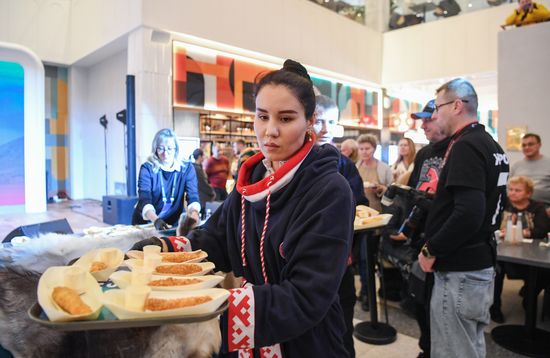 The International RUSSIA EXPO Forum and Exhibition. The Tastes of Yamal gastronomic show. Cooking pike in batter. Location: Russia, Moscow. Author: Ekaterina Chesnokova/Sputnik. RUSSIA EXPO. Yamal-Nenets Autonomous Area Day