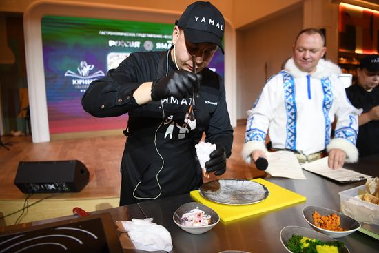 The International RUSSIA EXPO Forum and Exhibition. The Tastes of Yamal gastronomic show. Cooking a cloudberry chum dessert. Chef Alexander Ponomaryov. Location: Russia, Moscow. Author: Ekaterina Chesnokova/Sputnik. RUSSIA EXPO. Yamal-Nenets Autonomous Area Day