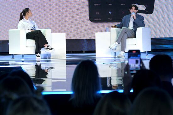 The International RUSSIA EXPO forum and exhibition. Pavilion No. 57 House of Knowledge. Where Technologies Meet. VK Day. Blogger and television show presenter Milana Nekrasova and Vasily Didlyakov, Senior Talents Producer, VK Clips. Location: Russia, Moscow. Author: Alexey Nikolskiy/Sputnik. RUSSIA EXPO. Where Technologies Meet. VK-day