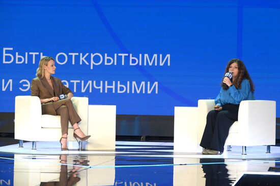 The International RUSSIA EXPO Forum and Exhibition. Pavilion 57 Knowledge House. Where Technologies Meet: VK-Day. Actress Alexandra Rebenok, left, and Alexandra Babkina, Social Projects Director at VK. Location: Russia, Moscow. Author: Alexey Nikolskiy/Sputnik. RUSSIA EXPO. Where Technologies Meet. VK-day