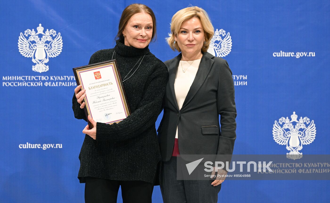 RUSSIA EXPO. Olga Lyubimova presents state decorations to cultural figures