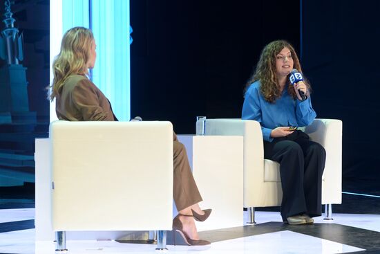 The International RUSSIA EXPO Forum and Exhibition. Pavilion 57 Knowledge House. Where Technologies Meet: VK-Day. Actress Alexandra Rebenok, left, and Alexandra Babkina, Social Projects Director at VK. Location: Russia, Moscow. Author: Alexey Nikolskiy/Sputnik. RUSSIA EXPO. Where Technologies Meet. VK-day