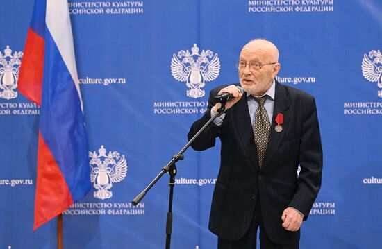 RUSSIA EXPO. Olga Lyubimova presents state decorations to cultural figures