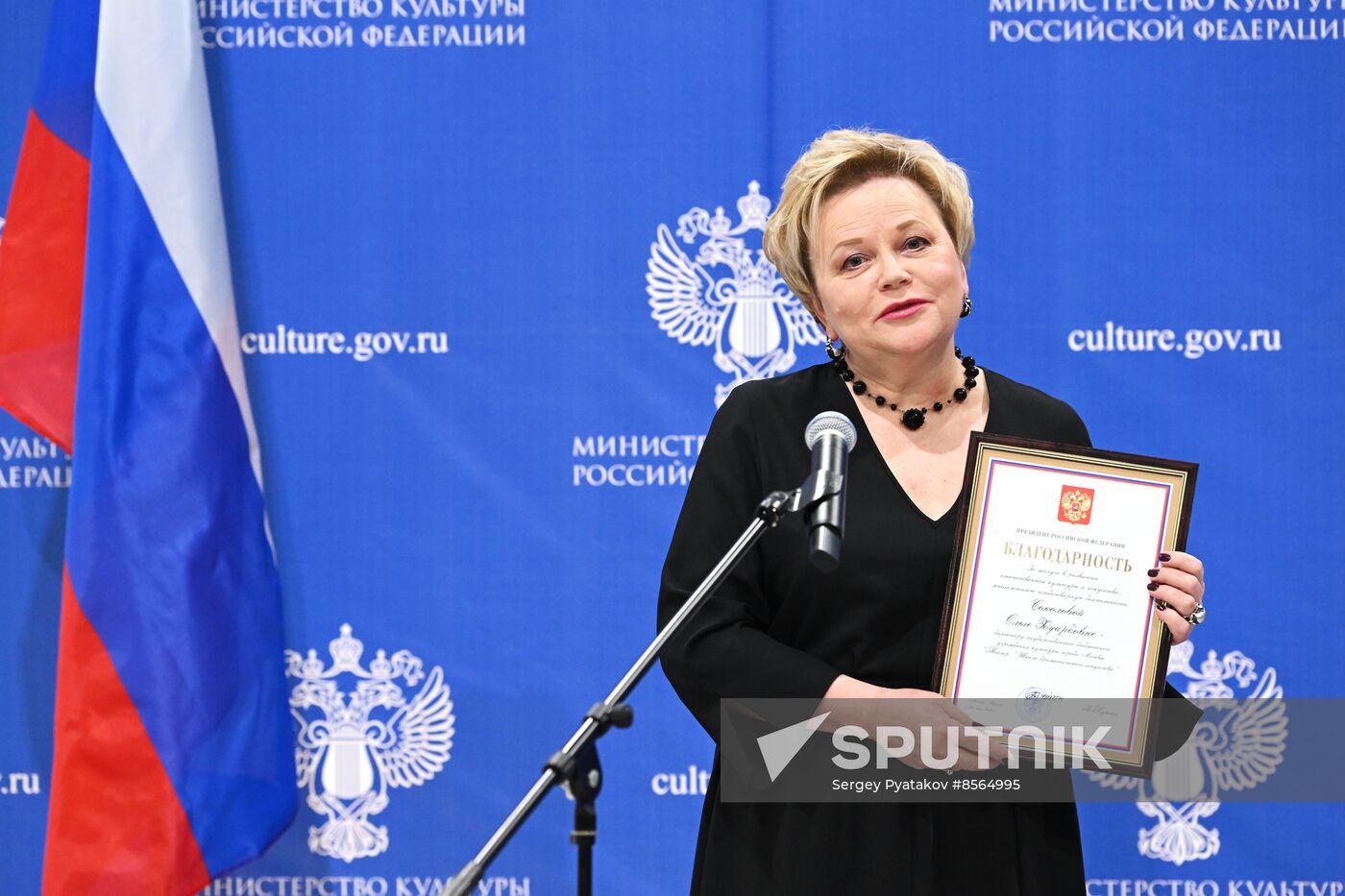 RUSSIA EXPO. Olga Lyubimova presents state decorations to cultural figures