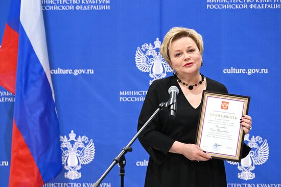 RUSSIA EXPO. Olga Lyubimova presents state decorations to cultural figures