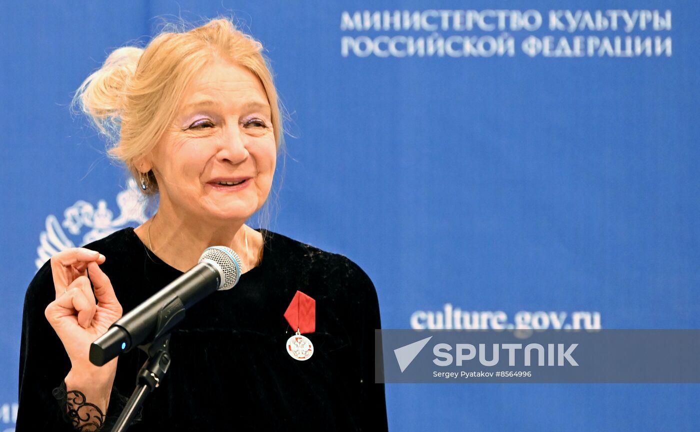 RUSSIA EXPO. Olga Lyubimova presents state decorations to cultural figures