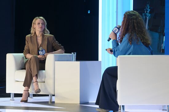 The International RUSSIA EXPO Pavillion 57. Where Technologies Meet: VK-day, Alexandra Rebenok, actress, left, Alexandra Babkina, Director of VK social projects. Location: Russia, Moscow. Author: Alexey Nikolskiy/Sputnik. RUSSIA EXPO. Where Technologies Meet. VK-day