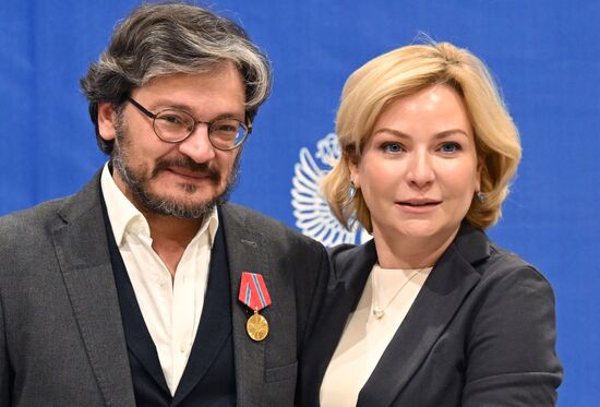 RUSSIA EXPO. Olga Lyubimova presents state decorations to cultural figures