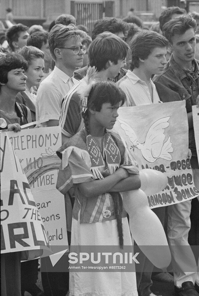 Soviet and American peace activists at anti-nuclear demonstration