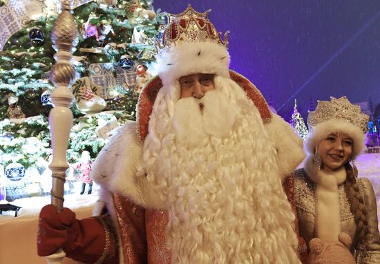 The International RUSSIA EXPO exhibition and forum. Father Frost and Snow White. Location: Russia, Moscow. Author: Vladimir Vyatkin/Sputnik. International RUSSIA EXPO forum and exhibition