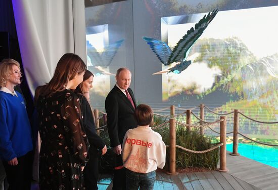 Russian President Vladimir Putin meets with representatives of the Dvizheniye Pervykh (Movement of the First) youth movement during his visit to the Russia Expo international exhibition and forum at the Exhibition of Achievements of National Economy (VDNKh) in Moscow, Russia. Location: Russia, Moscow. Author: Mikhail Voskresenskiy/Sputnik. President Vladimir Putin visits RUSSIA EXPO