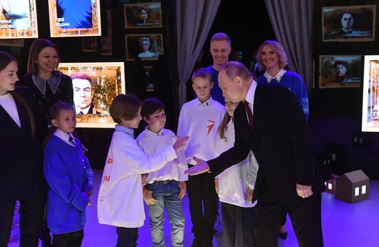 Russian President Vladimir Putin meets with representatives of the Dvizheniye Pervykh (Movement of the First) youth movement during his visit to the Russia Expo international exhibition and forum at the Exhibition of Achievements of National Economy (VDNKh) in Moscow, Russia. Location: Russia, Moscow. Author: Mikhail Voskresenskiy/Sputnik. President Vladimir Putin visits RUSSIA EXPO