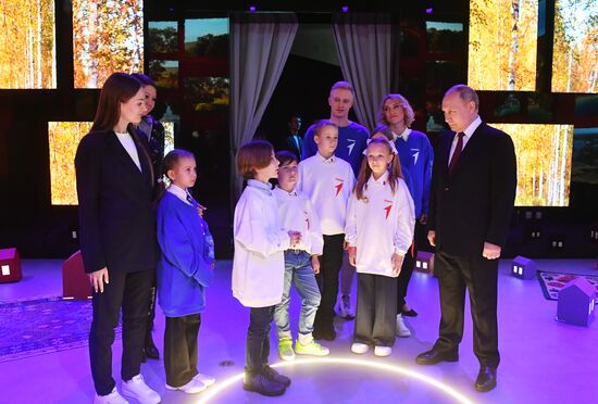 Russian President Vladimir Putin meets with representatives of the Dvizheniye Pervykh (Movement of the First) youth movement during his visit to the Russia Expo international exhibition and forum at the Exhibition of Achievements of National Economy (VDNKh) in Moscow, Russia. Location: Russia, Moscow. Author: Mikhail Voskresenskiy/Sputnik. President Vladimir Putin visits RUSSIA EXPO