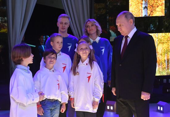 Russian President Vladimir Putin meets with representatives of the Dvizheniye Pervykh (Movement of the First) youth movement during his visit to the Russia Expo international exhibition and forum at the Exhibition of Achievements of National Economy (VDNKh) in Moscow, Russia. Location: Russia, Moscow. Author: Mikhail Voskresenskiy/Sputnik. President Vladimir Putin visits RUSSIA EXPO