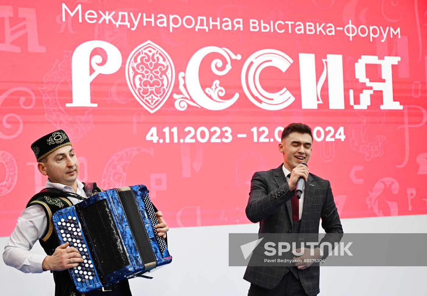 RUSSIA EXPO. New Year's Market opens at Department Store