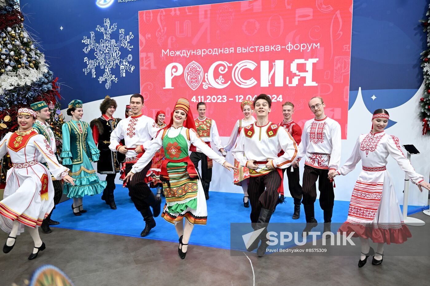 RUSSIA EXPO. New Year's Market opens at Department Store