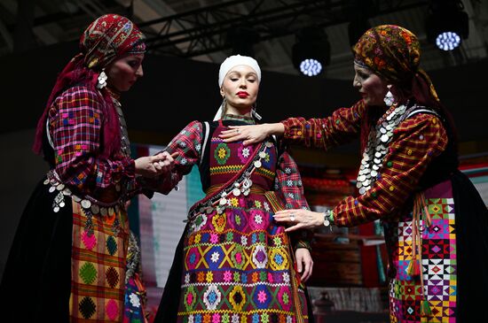 The International RUSSIA EXPO Forum and Exhibition. Udmurtia Day. A traditional Udmurtian wedding ceremony. Pavilion 75. Location: Russia, Moscow. Author: Pavel Bednyakov/Sputnik. RUSSIA EXPO. Udmurtia Day