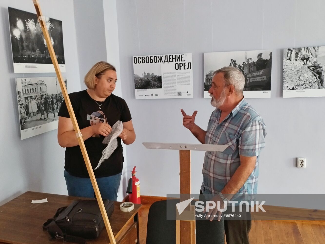 Installing photo exhibition Liberation of Oryol