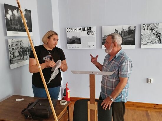 Installing photo exhibition Liberation of Oryol
