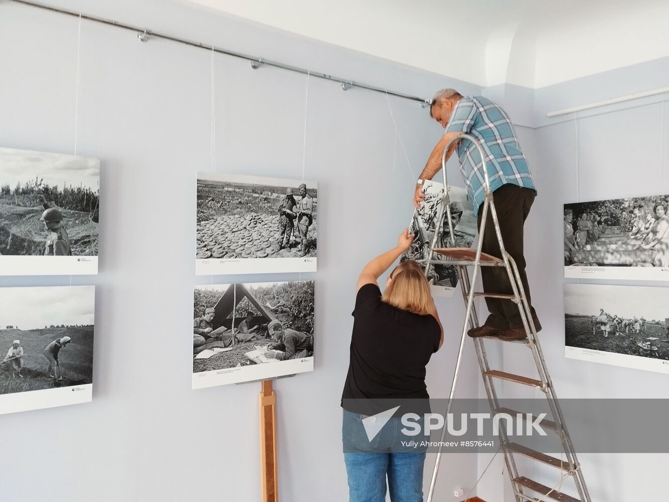 Installing photo exhibition Liberation of Oryol