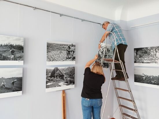 Installing photo exhibition Liberation of Oryol