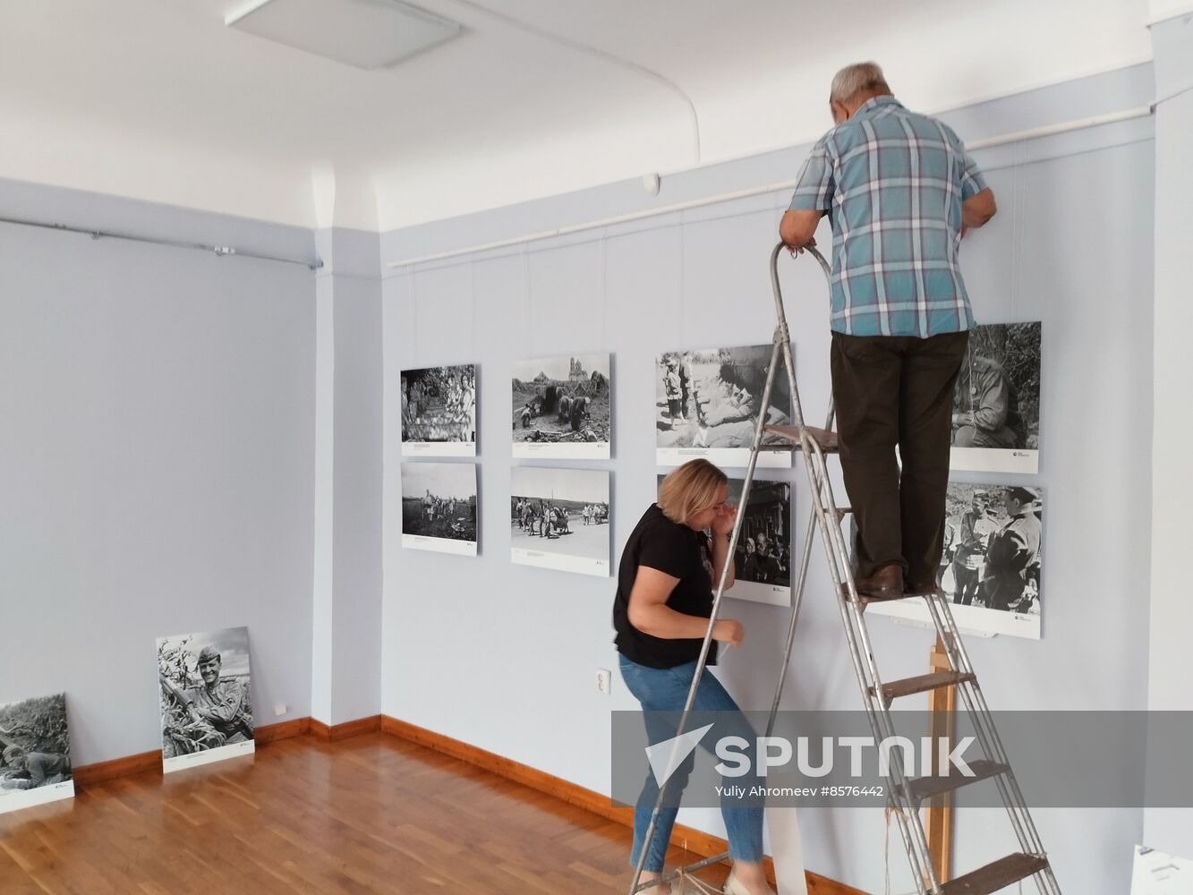 Installing photo exhibition Liberation of Oryol
