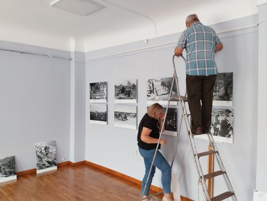 Installing photo exhibition Liberation of Oryol
