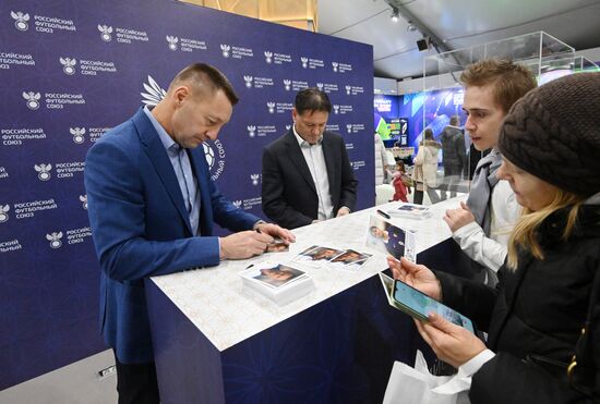 RUSSIA EXPO. Autograph show with RFU ambassadors Dmitry Alenichev and Andrei Tikhonov