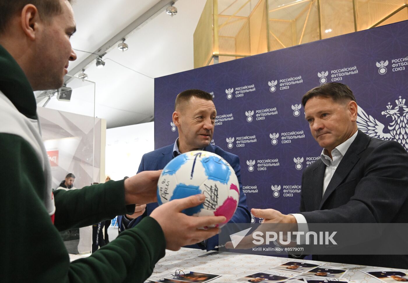 RUSSIA EXPO. Autograph show with RFU ambassadors Dmitry Alenichev and Andrei Tikhonov