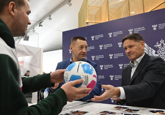 RUSSIA EXPO. Autograph show with RFU ambassadors Dmitry Alenichev and Andrei Tikhonov
