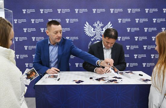 RUSSIA EXPO. Autograph show with RFU ambassadors Dmitry Alenichev and Andrei Tikhonov