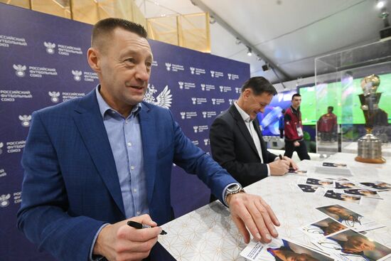 RUSSIA EXPO. Autograph show with RFU ambassadors Dmitry Alenichev and Andrei Tikhonov