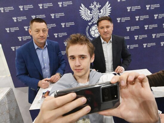 RUSSIA EXPO. Autograph show with RFU ambassadors Dmitry Alenichev and Andrei Tikhonov
